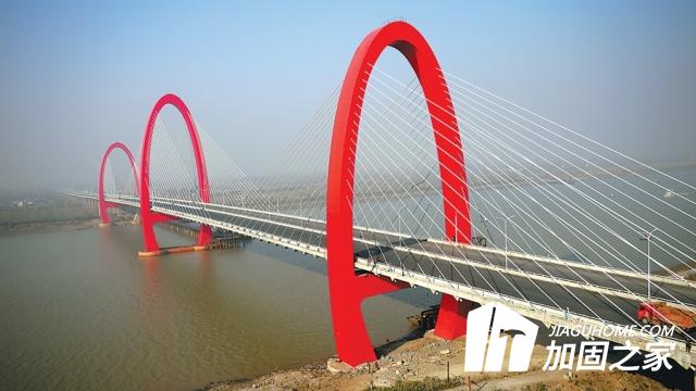 长江大桥的改造加固现场画面是怎样的？